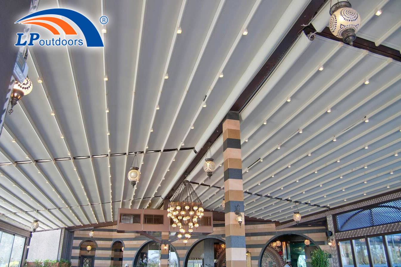 Pavillon escamotable adapté aux besoins du client de toit du cadre PVDF en aluminium en tant que restaurant extérieur