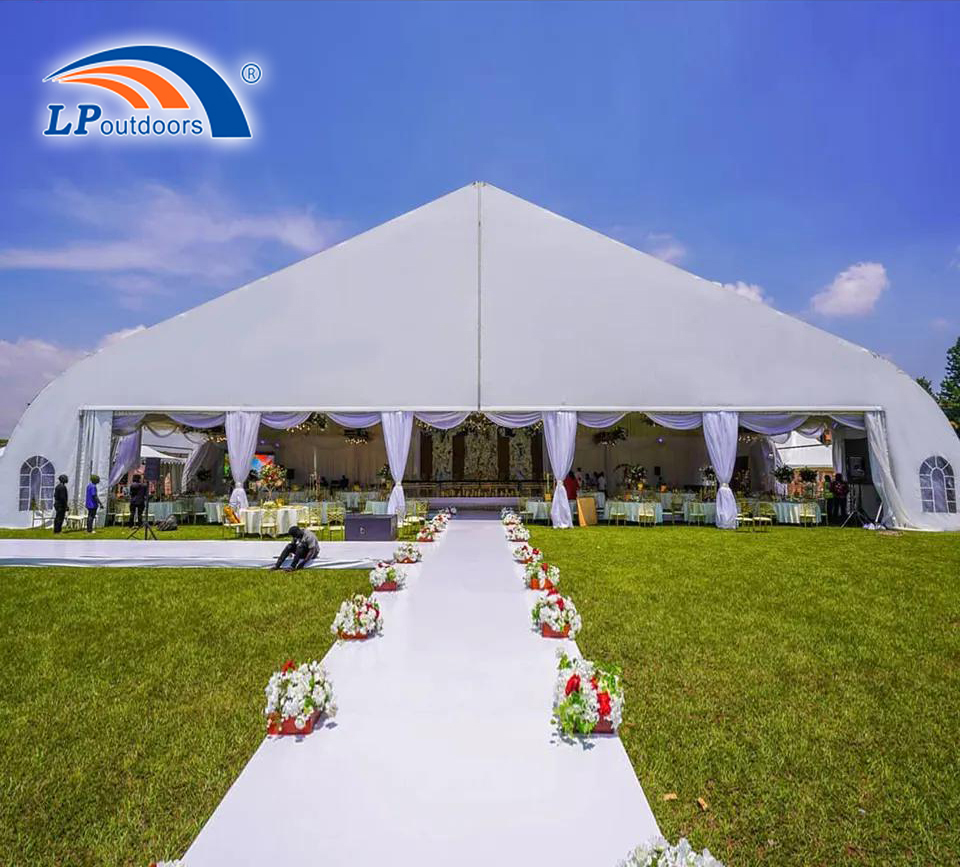 Tente de luxe de courbe de tente de noce de tente de structure en aluminium d'envergure claire pour l'événement de chapiteau de mariage