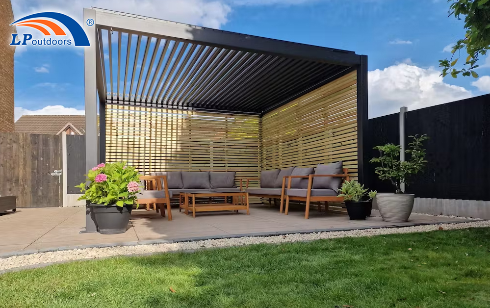 Structure et abri de pavillon métallique à persiennes en aluminium sur les pelouses à vendre