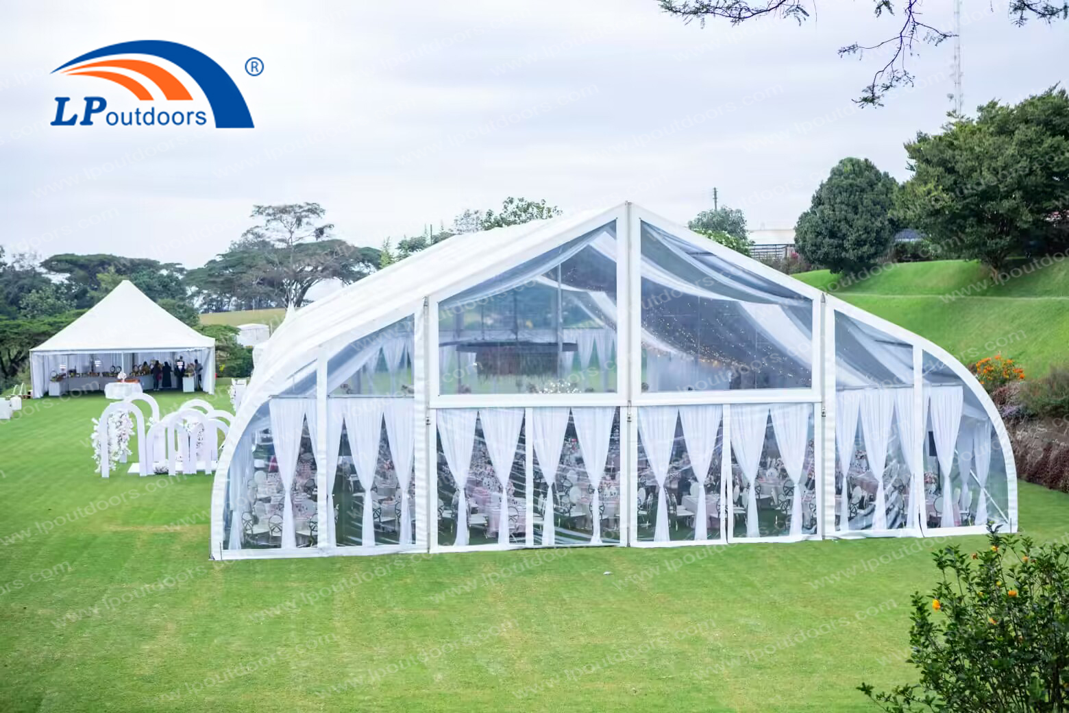 500 personnes ont courbé des tentes de chapiteau de mariage de courbe d'envergure transparente de toit transparent avec la doublure pour le mariage 