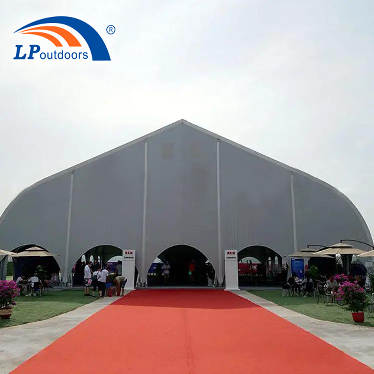 Tente blanche extérieure de salon commercial de structure de tissu de PVC de structure incurvée en aluminium pour l'événement commercial